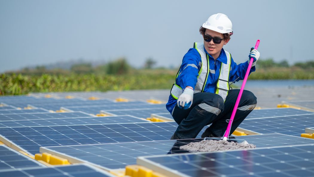 Mantenimiento de instalaciones solares fotovoltaicas: un trabajador está limpiando los paneles solares.