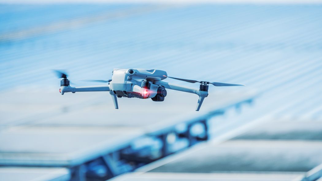 Drones de inspección fotovoltaica sobre una planta solar.
