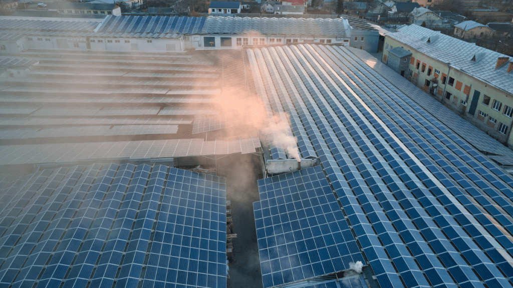 How to Avoid Risks in a Solar Power Plant: The Ultimate Guide to Protecting Your Investment 6 We analyze the main risks in a solar power plant like the one shown in the image and how to mitigate them.