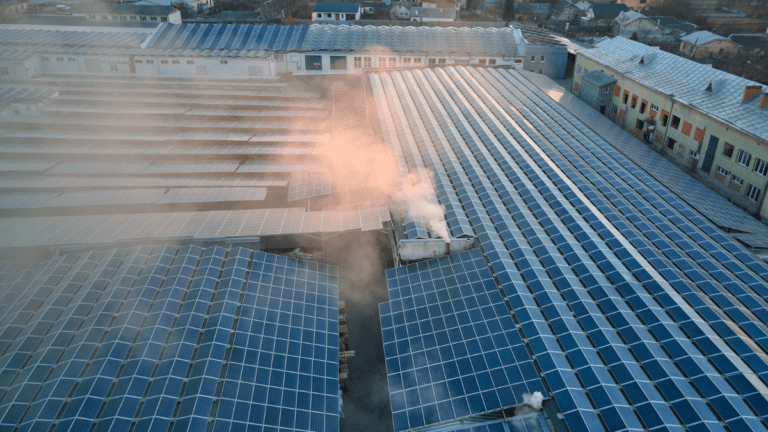 Analizamos los principales riesgos en una planta solar como la que se puede ver en la imagen y cómo mitigarlos.