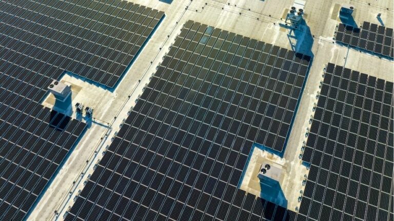 Sombras en paneles solares desde una perspectiva aérea de una instalación fotovoltaica