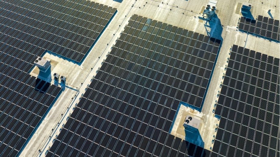 Sombras en paneles solares desde una perspectiva aérea de una instalación fotovoltaica